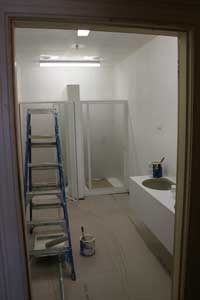 Arthouse Hostel Launceston mens bathroom